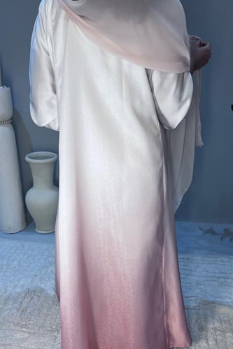 عباية بتدرجات اللون الوردي