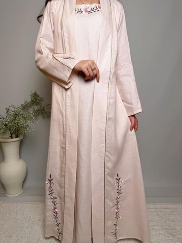 عبايه باللون الوردي الفاتح مطرزه بالورد