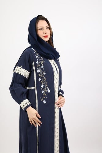 عباية دانتيل وزهور باللون الكحلي