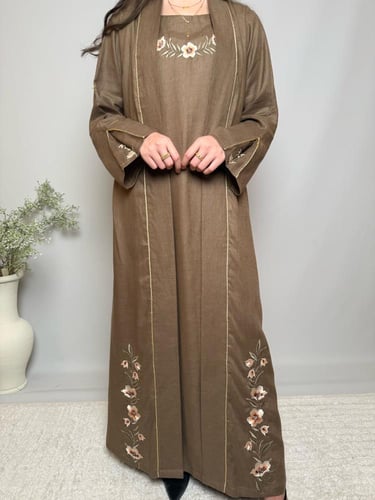 عبايه باللون البني مطرزه بالورد