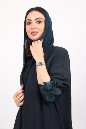 عباية بالوردة باللون الأخضر