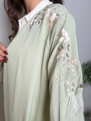 عباية كريب مع دانتيل فرنسي مطرز يدويًا – أخضر مريم...