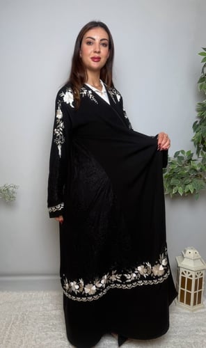 عباية كريب مع دانتيل فرنسي مطرز يدويًا – أسود