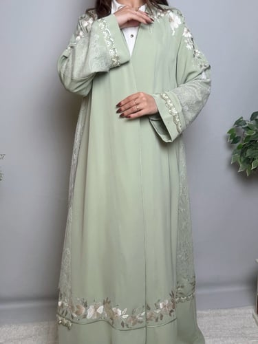 عباية كريب مع دانتيل فرنسي مطرز يدويًا – أخضر مريم...