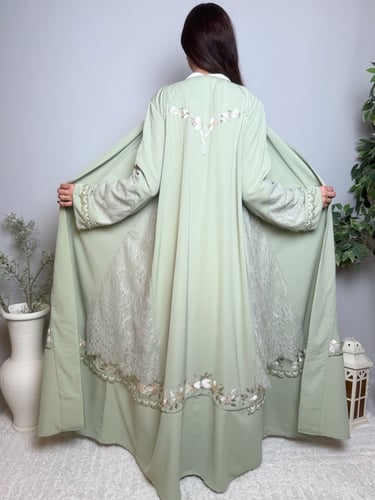 عباية كريب مع دانتيل فرنسي مطرز يدويًا – أخضر مريم...
