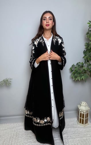 عباية كريب مع دانتيل فرنسي مطرز يدويًا – أسود