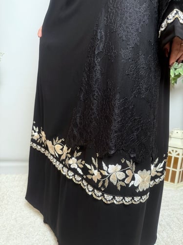عباية كريب مع دانتيل فرنسي مطرز يدويًا – أسود