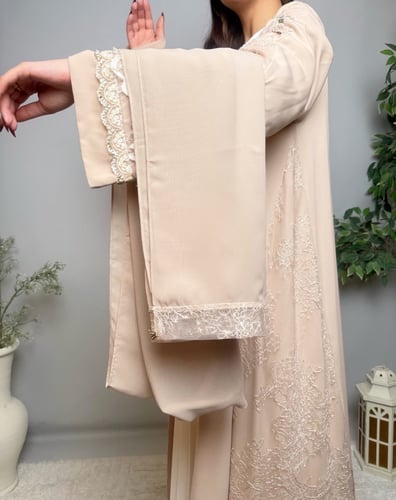 عباية كريب مع دانتيل فرنسي مطرز يدويًا – بيج وردي