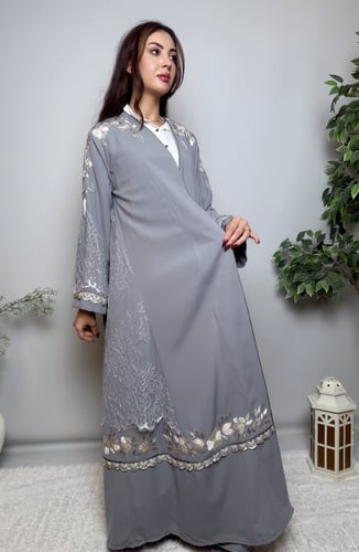 عباية كريب مع دانتيل فرنسي مطرز يدويًا – رمادي