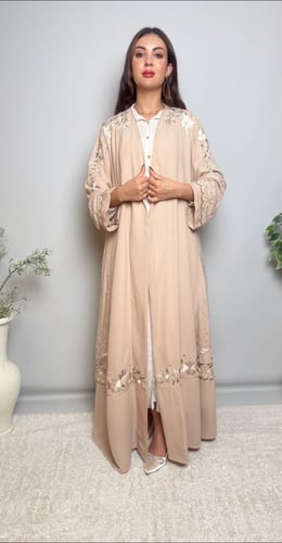 عباية كريب مع دانتيل فرنسي مطرز يدويًا – بيج وردي