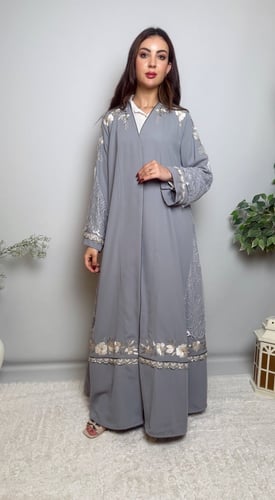 عباية كريب مع دانتيل فرنسي مطرز يدويًا – رمادي
