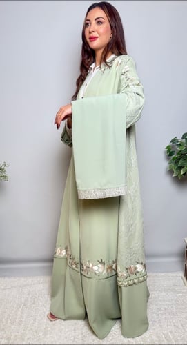 عباية كريب مع دانتيل فرنسي مطرز يدويًا – أخضر مريم...