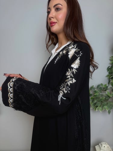 عباية كريب مع دانتيل فرنسي مطرز يدويًا – أسود