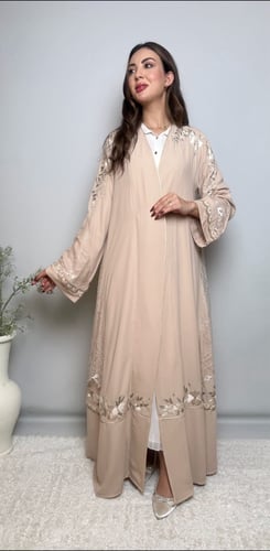 عباية كريب مع دانتيل فرنسي مطرز يدويًا – بيج وردي