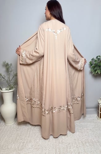 عباية كريب مع دانتيل فرنسي مطرز يدويًا – بيج وردي