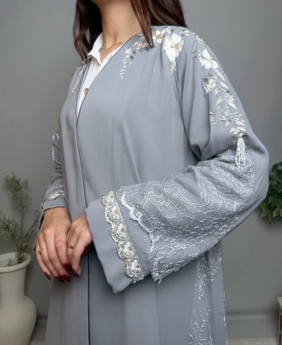 عباية كريب مع دانتيل فرنسي مطرز يدويًا – رمادي