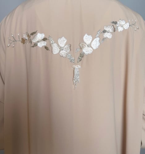 عباية كريب مع دانتيل فرنسي مطرز يدويًا – بيج وردي