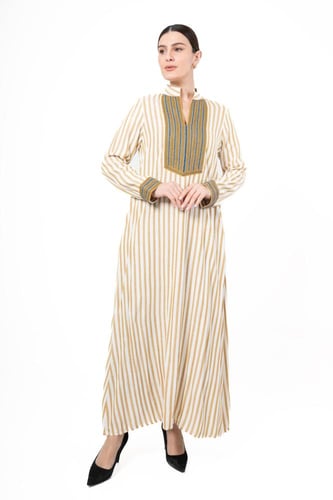 ثوب بيج مخطط بتطريز ذهبي