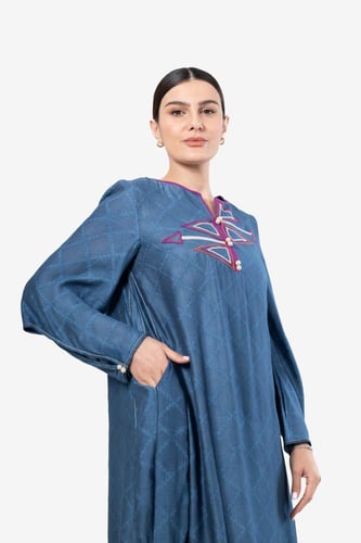 ثوب أزرق أنيق بتطريز هندسي
