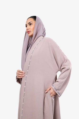 عباءة بيج واسعة بتطريز طولي
