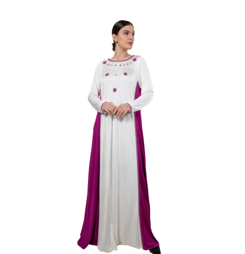 ثوب أبيض وأرجواني بتطريز زهري أنيق