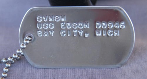 لوحة اسم مع نحت المعلومات