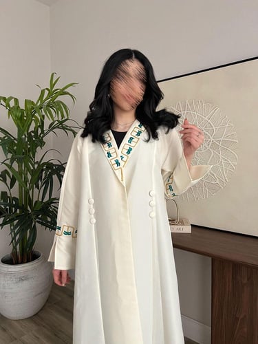 عباية بيضاء بتطريز يدوي