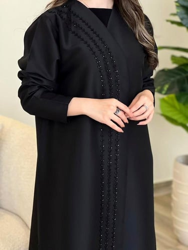 عباية سوداء فاخرة بتطريز خرزي ناعم