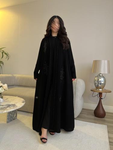 عباية بقماش كريب ملكي بتفاصيل شك كريستالي هندسي