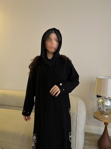 عباية بقماش كريب ملكي بتفاصيل بتطريز رسم الفراشة ا...