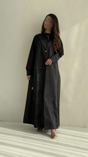 عباية مميزة بتطريز ذهبي أنيق