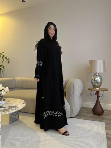 عباية بقماش كريب ملكي بتطريز شك ناعم