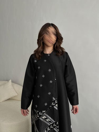 عباية سوداء فاخرة مع تدخيلات تطريز