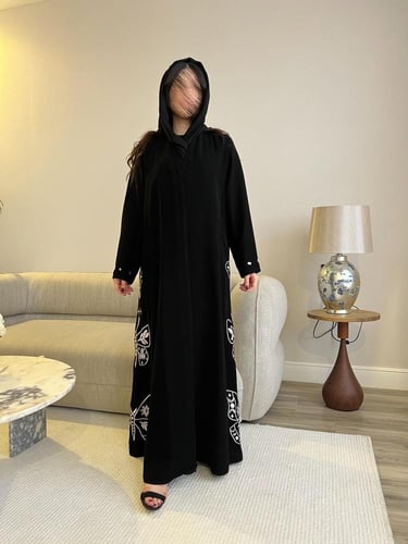 عباية بقماش كريب ملكي بتفاصيل بتطريز رسم الفراشة ا...