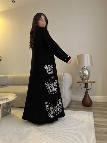 عباية بقماش كريب ملكي بتفاصيل بتطريز رسم الفراشة ا...