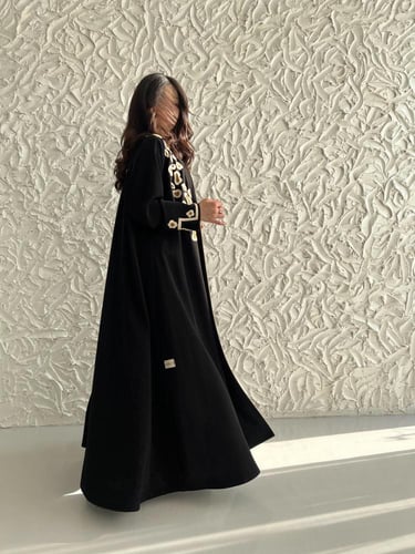 عباية بكريب ملكي شك يدوي ورود صغيرة