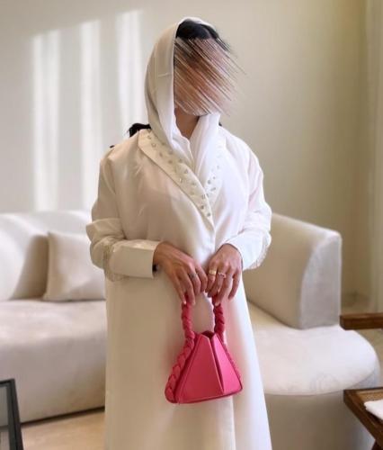 عباية بيضاء مزينة بالكريستال