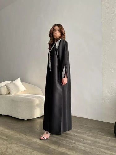 عباية قماش كوبرا واقف تطريز صقر بارز