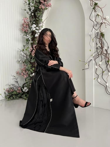 عباية بقماش تفتة كوبرا بتدخيلات تطريز المخمل الخاص...