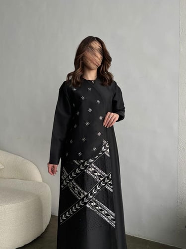 عباية سوداء فاخرة مع تدخيلات تطريز