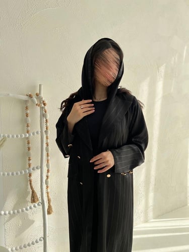 عباية بليزر قماش ناعم بأزرار ذهبية