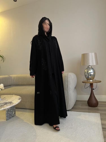 عباية بقماش كريب ملكي بتفاصيل شك كريستالي هندسي