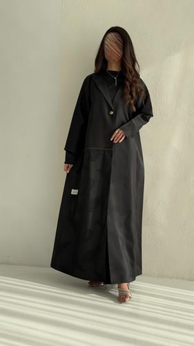 عباية مميزة بتطريز ذهبي أنيق