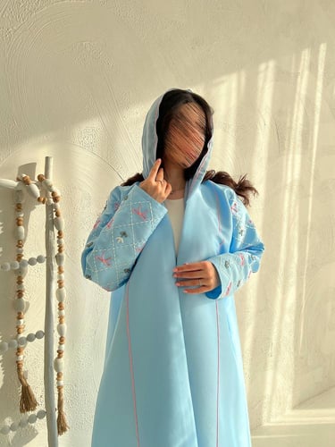 عباية قماش تفتة كوبرا تطريز فيونكات على الأكمام