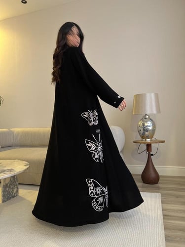 عباية بقماش كريب ملكي بتفاصيل بتطريز رسم الفراشة ا...