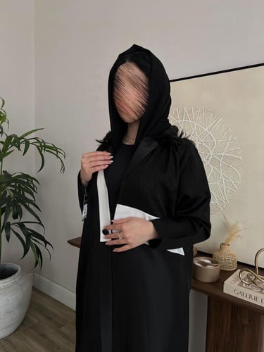 عباية سوداء بياقة بيضاء مميزة