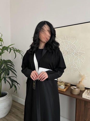 عباية سوداء بياقة بيضاء مميزة