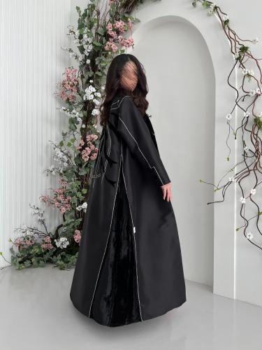 عباية بقماش تفتة كوبرا بتدخيلات تطريز المخمل الخاص...