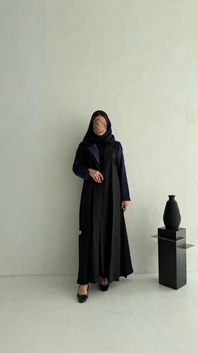 عباية أنيقة عملية لون اسود باللون الأزرق الداكن