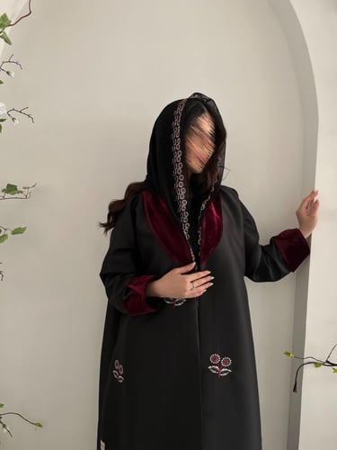 عباية بقماش تفتة (كوبرا) تدخيلات مخمل وتطريز ورد